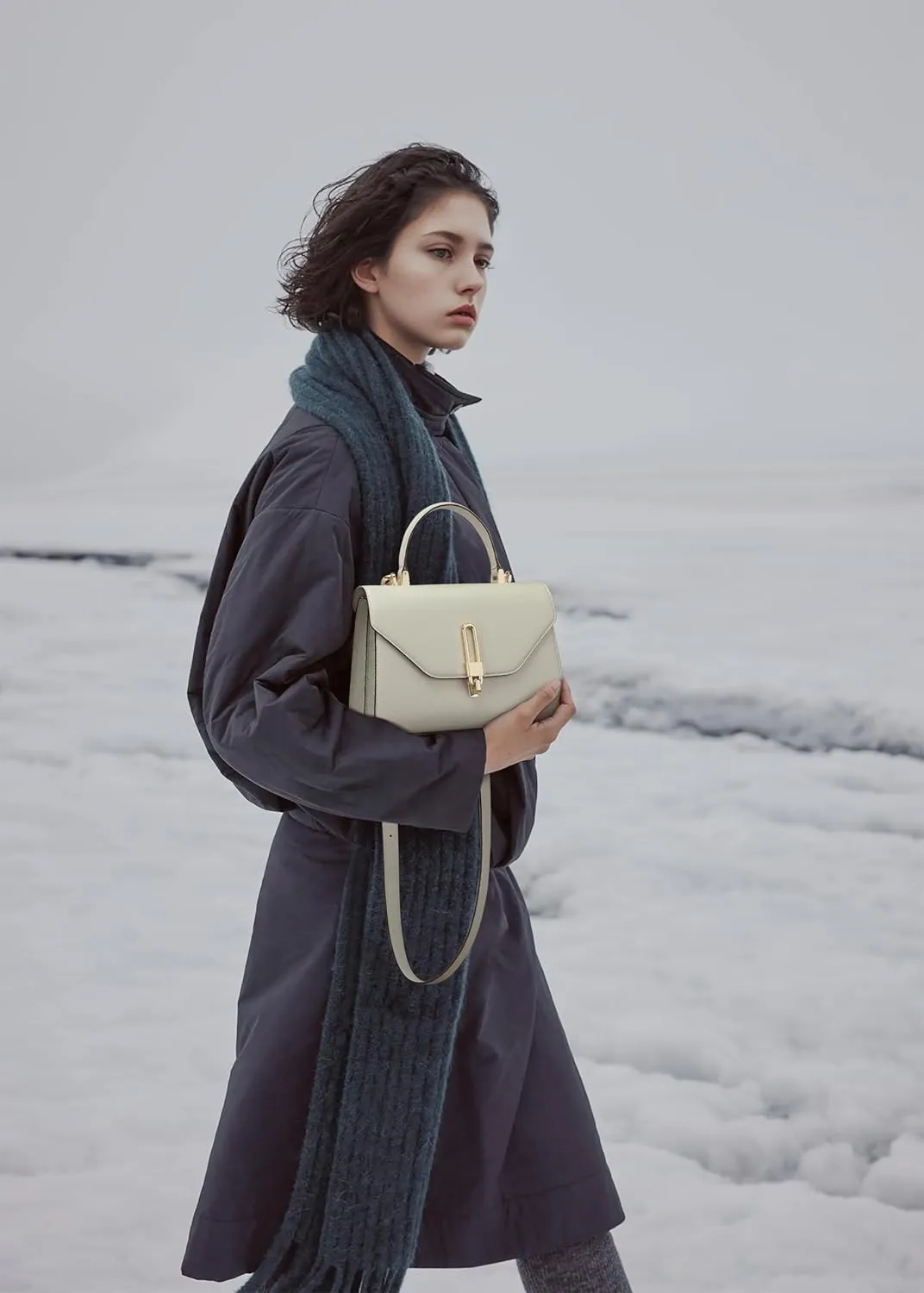 Top Handle Bag Fashion Leather Satchel Bag for Ladies, Zipper Pocket, Metal，Leather tote bag for Women.